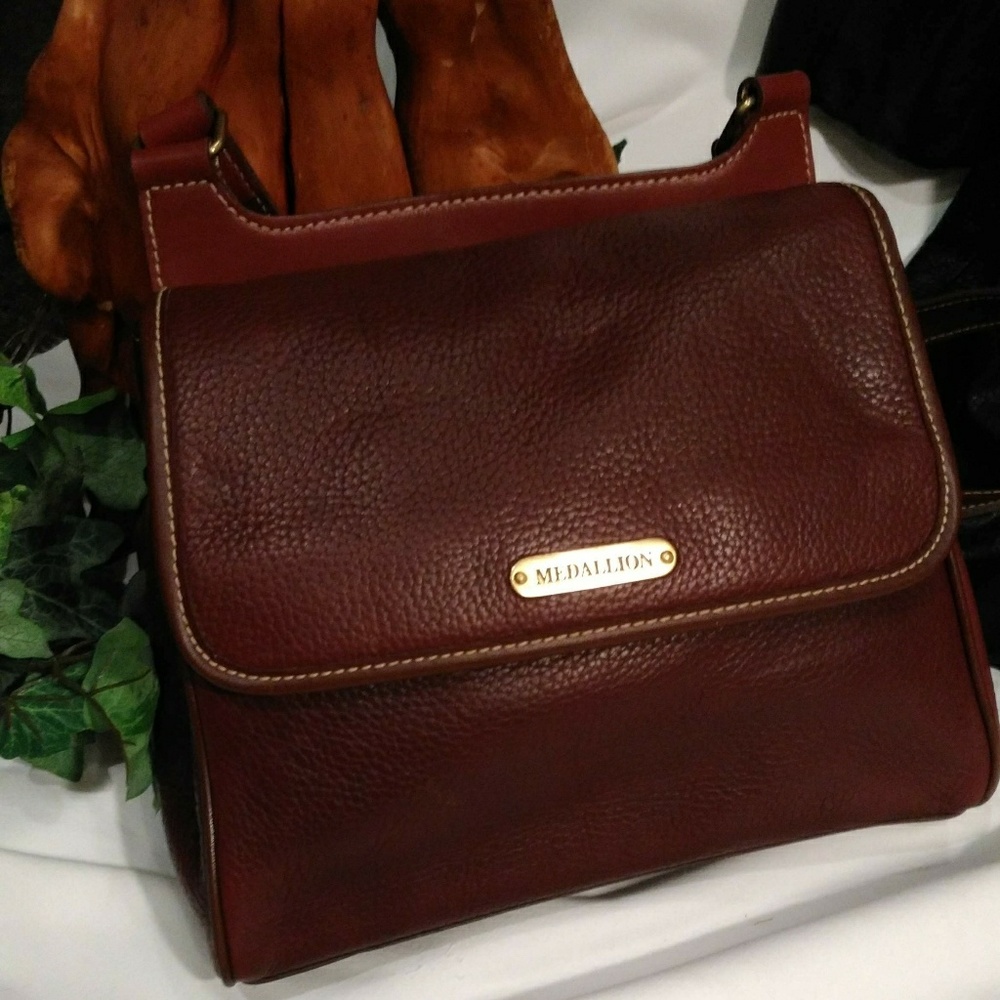 Wathne Medallion Brown Leather Crossbody Hipster